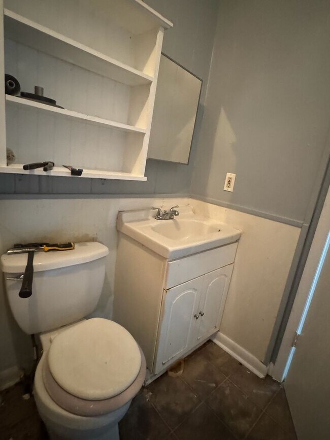 Building Photo - Charming Ranch Central Charleston