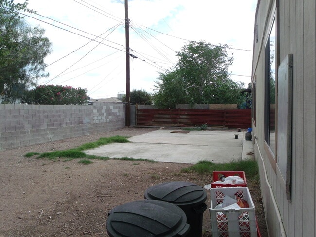 Building Photo - Large Single Story Home in Old Henderson/Pets Welcome