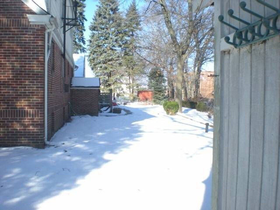 Building Photo - 60 Longue Vue Ave