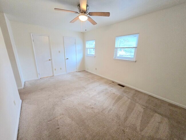 Building Photo - SPACIOUS 4 BED/2.5 TOWNHOME IN GREAT NECK!...
