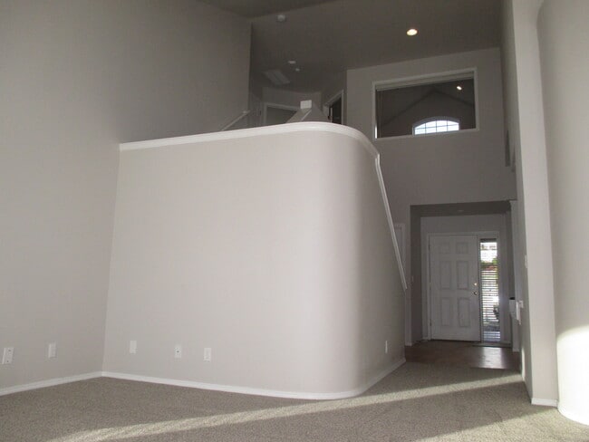 Building Photo - South Salem Home on Creekside Golf Course