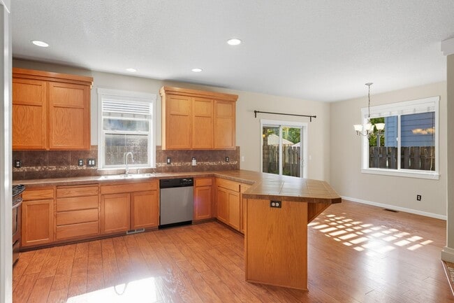Building Photo - Delightful 4-Bedroom, 2.5-Bath Home in the...