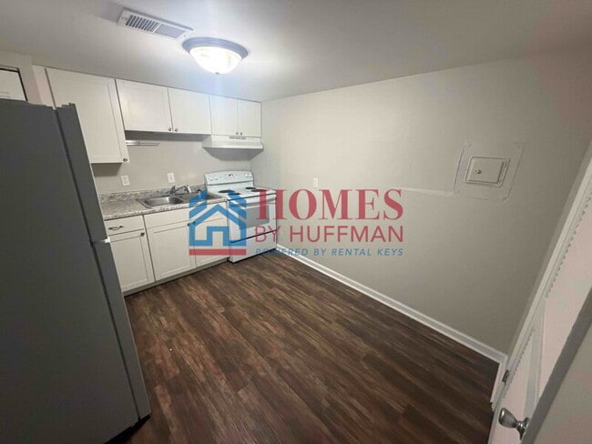Building Photo - 2 Bedroom Apartment | Downstairs | Laundry Facility | Move In Special