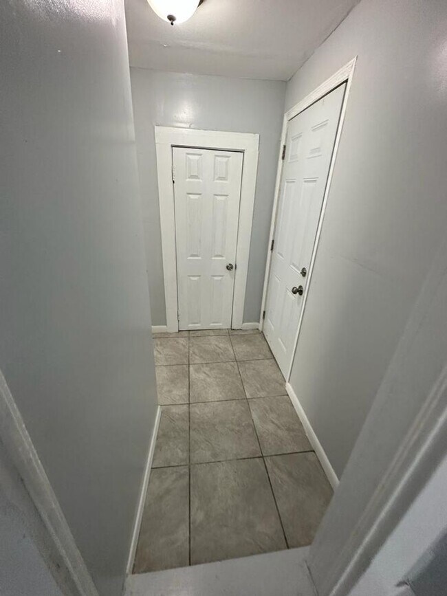 Building Photo - Fully renovated 2/1 single family residenc...