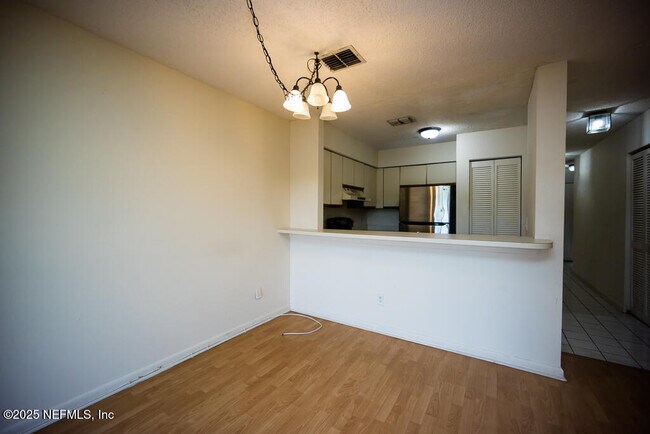 Building Photo - 1307 River Hills Cir E