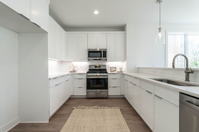 Building Photo - 611 Walnut Hts Dr