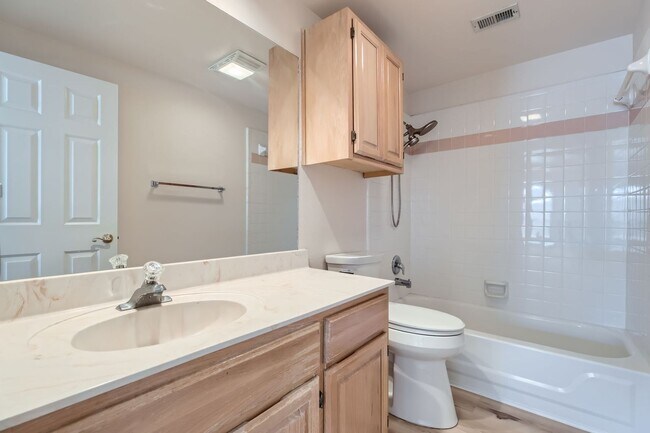 Building Photo - Beautiful 4-bedroom, 3-bath home in the de...