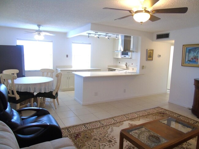 Building Photo - 219 Normandy Ln