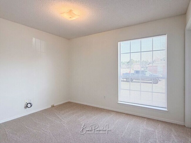 Building Photo - 501 Ashwood Ln