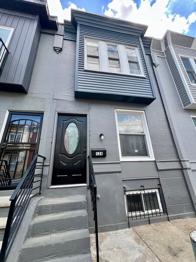 Building Photo - Newly Renovated 3-Bedroom Townhome in Fairhill! Available NOW!