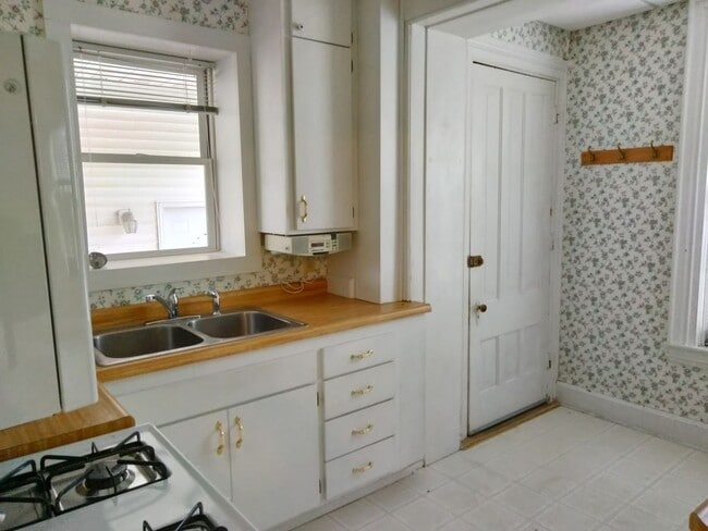 Building Photo - Spacious 1 bedroom 1 bath on the Main Level of a 5 plex.