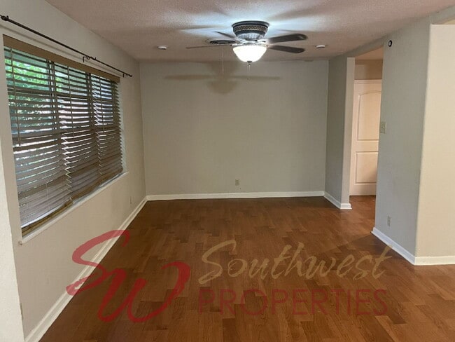 Building Photo - Charming 3 Bed / 2 Bath Home in a Quiet Central Neighborhood