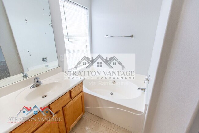 Building Photo - 2805 S Abbey Cir