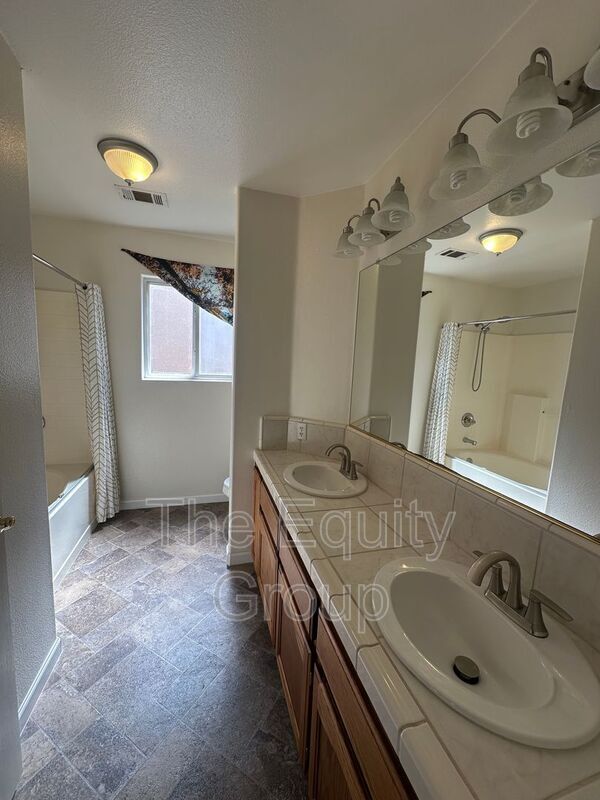 Building Photo - 2322 E Beech Ct