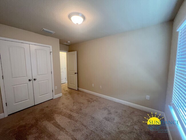 Building Photo - Reserve Pointe Townhome with Community Pool!