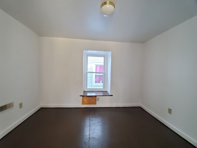 Building Photo - Adorable 3 bed 1 bath home For Rent in Bridgeton - $1575