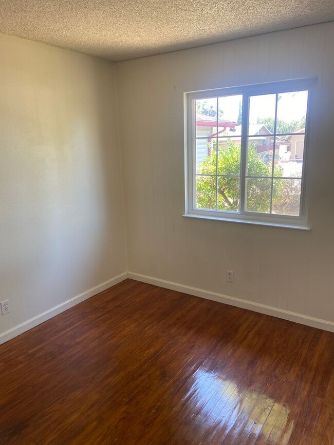 Building Photo - Single Story 3 bdrm 2 bath