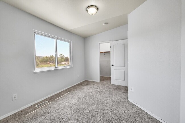 Building Photo - $2,995, 4 bed, 3.5 bath, located in Monume...
