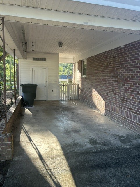Building Photo - 639 Veterans Rd
