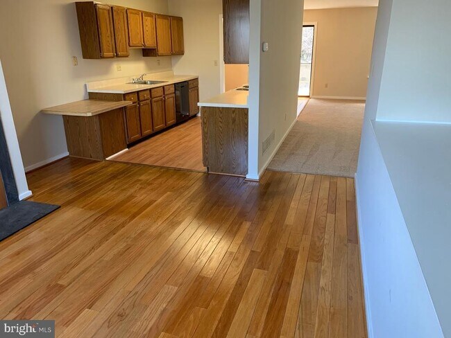 Building Photo - 468 Lynetree Dr