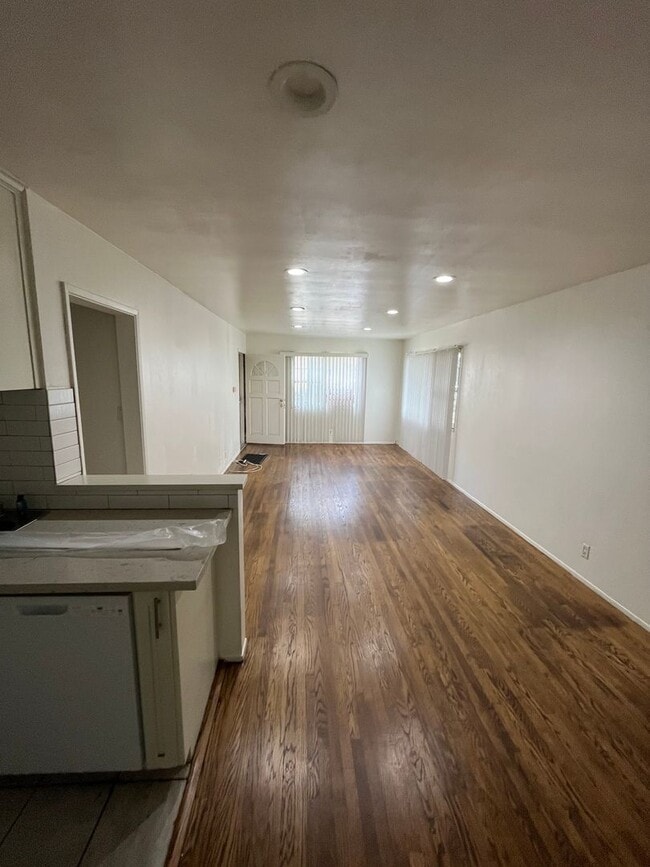 Building Photo - One bedroom condo with garage off Ocean Blvd.