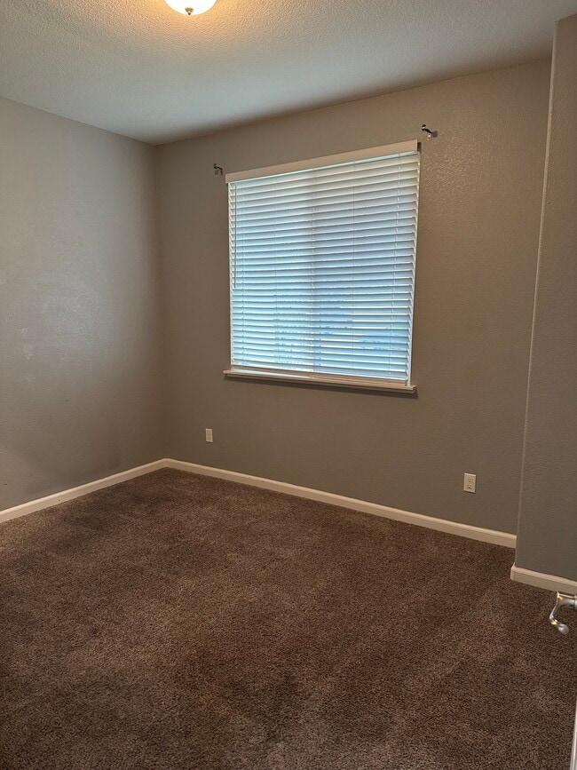 Building Photo - 1113 Greenbrier Dr