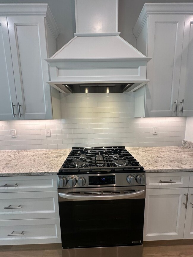 Building Photo - RENT IN FALLSCHASE HOA COMMUNITY, NEW CONS...