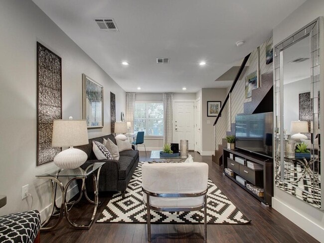 Building Photo - 202 S College St