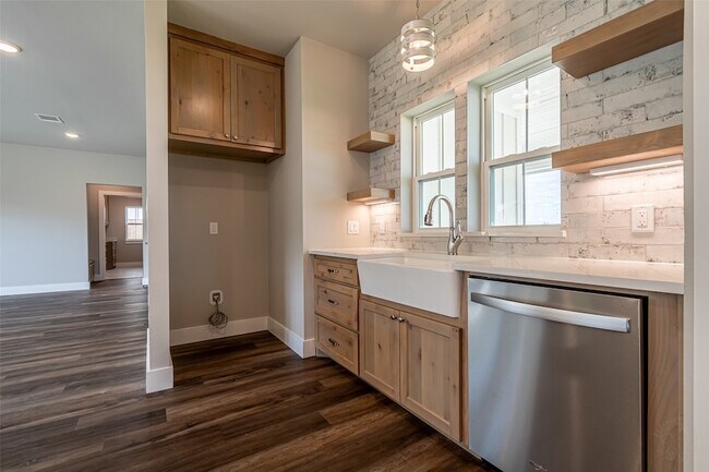 Building Photo - 2044 Salina Cir