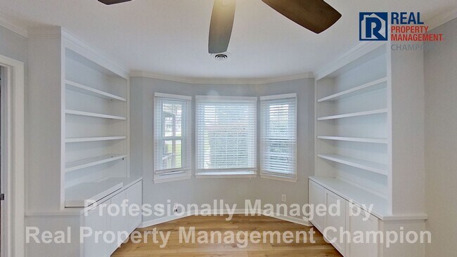 Building Photo - Charming Home Backing up to Arrowhead Park...