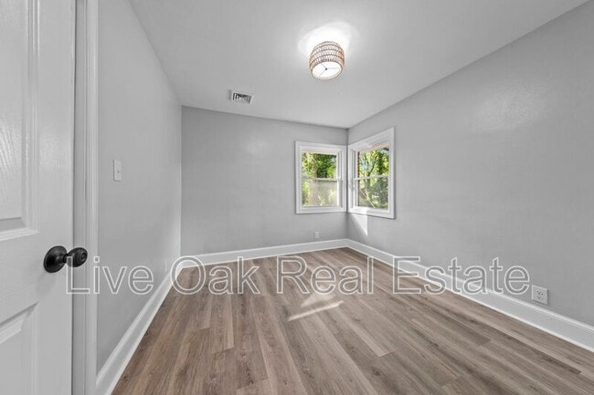 Building Photo - 1557 N Great Neck Rd