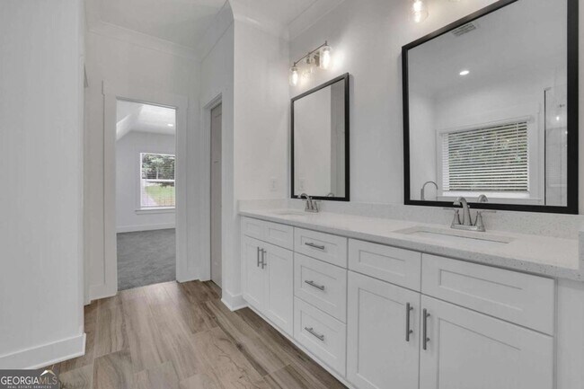 Building Photo - 6181 Shoreland Cir