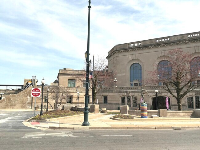 Building Photo - 224 E Cass St