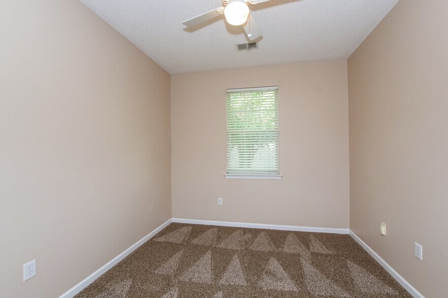 Building Photo - 8707 Meadowmont View Dr