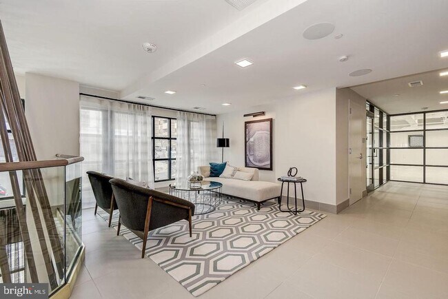 Building Photo - 1411 Key Blvd