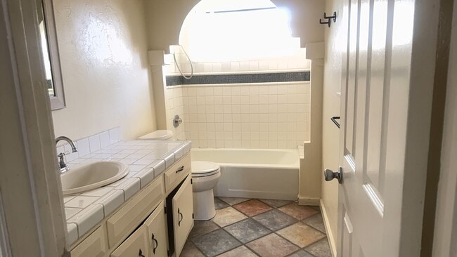 Building Photo - Charming 2bd 1bth Duplex