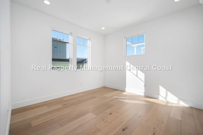 Building Photo - AVAILABLE JULY - Executive Townhome in Avi...