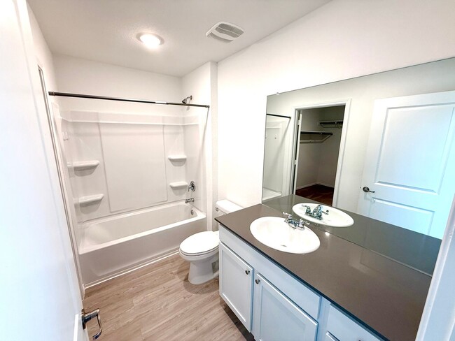 Building Photo - AVAILABLE NOW! 4 Bedroom / 2 Bath Home In ...