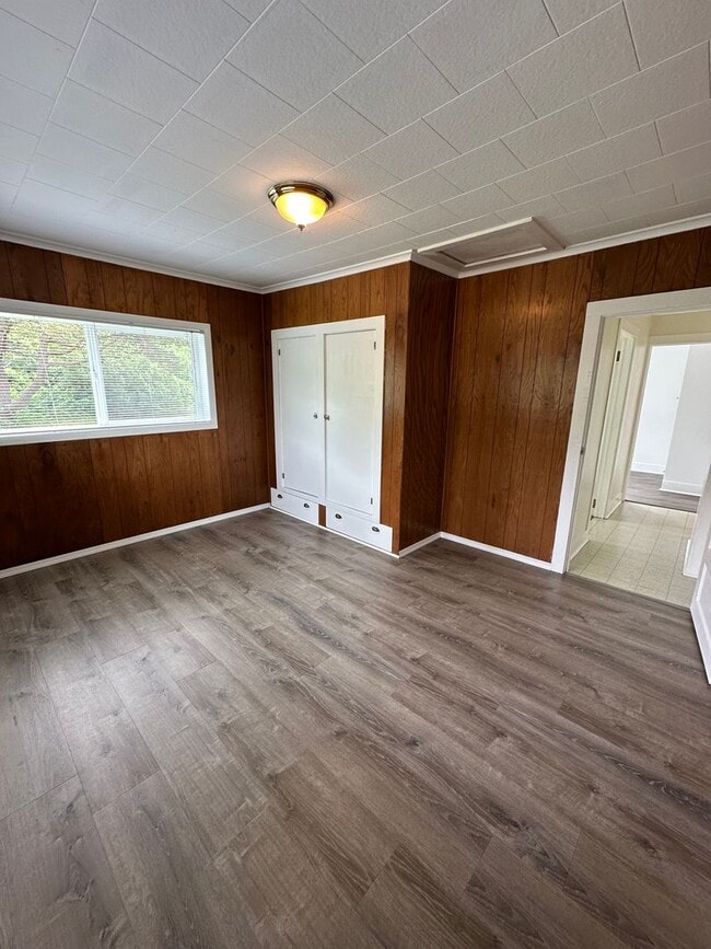 Building Photo - Quiet 2 Bedroom, 1 Bath Home - APPLICATION...