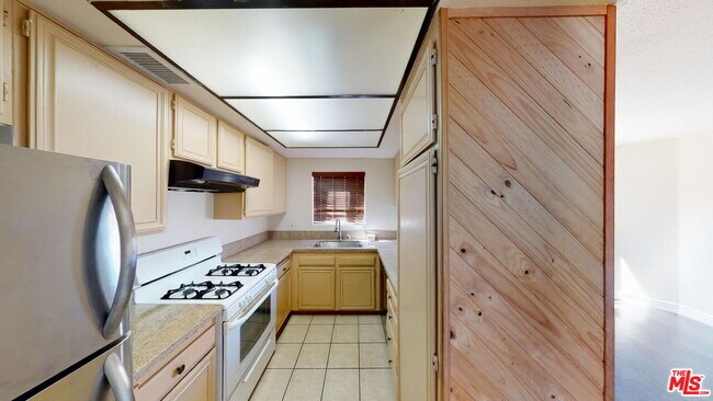 Building Photo - 14401 Plummer St