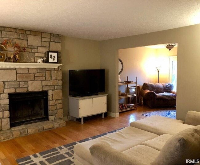 Building Photo - 1208 E Skylark Ct