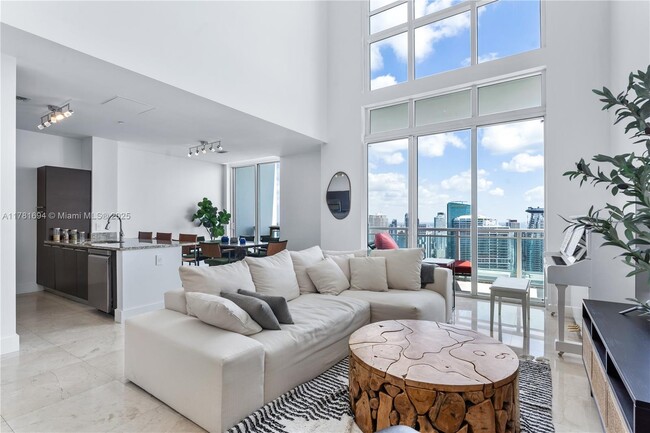 Building Photo - 950 Brickell Bay Dr
