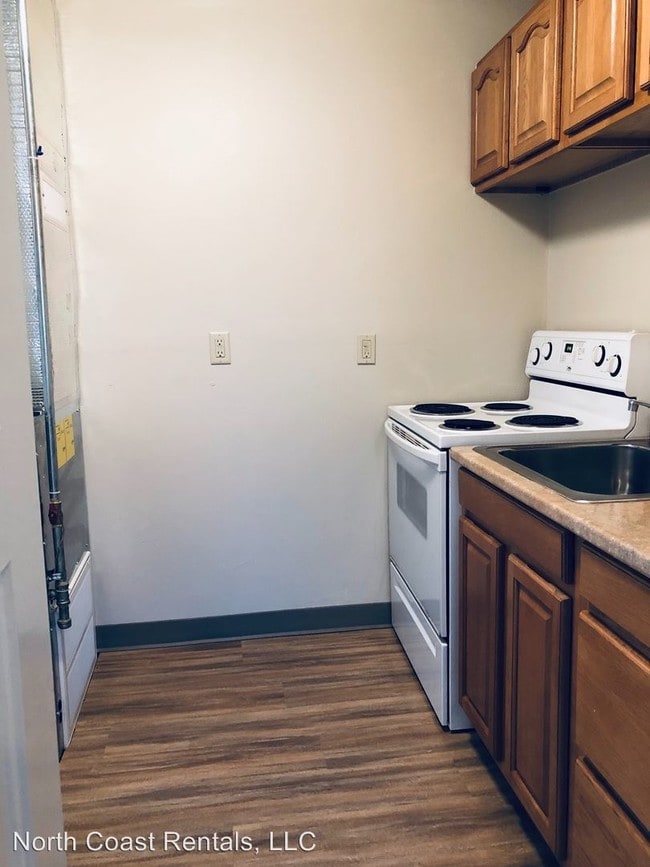 Building Photo - 400 N Holladay Dr