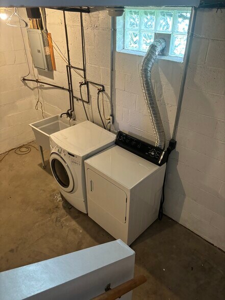 Building Photo - 212 Miller Ave