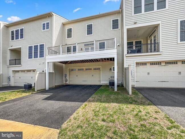 Building Photo - 42365 Pine Forest Dr