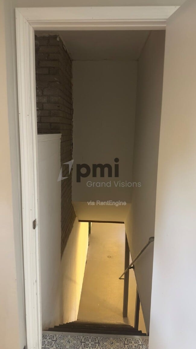 Building Photo - 1528 Division St