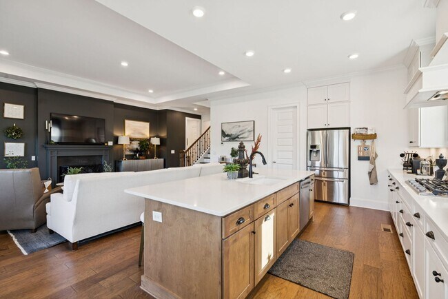 Building Photo - Luxurious living space *Fully furnished an...