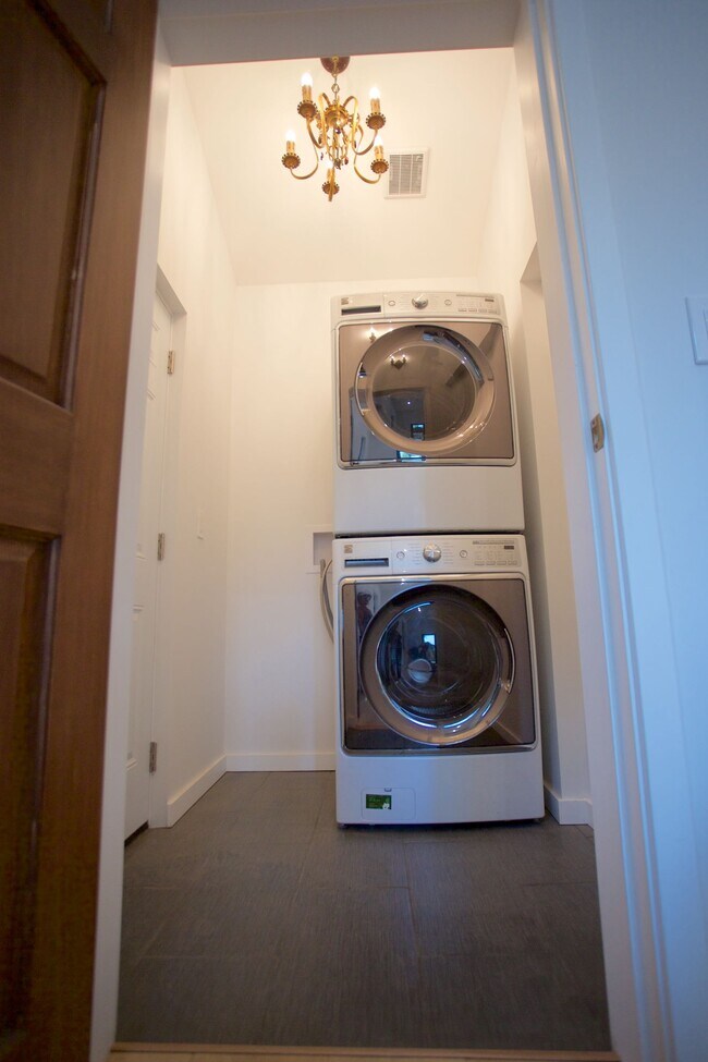 Building Photo - 2119 Hyperion Ave