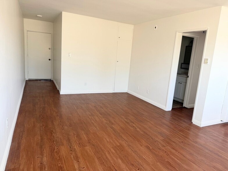 Building Photo - 508 N Kenmore Ave