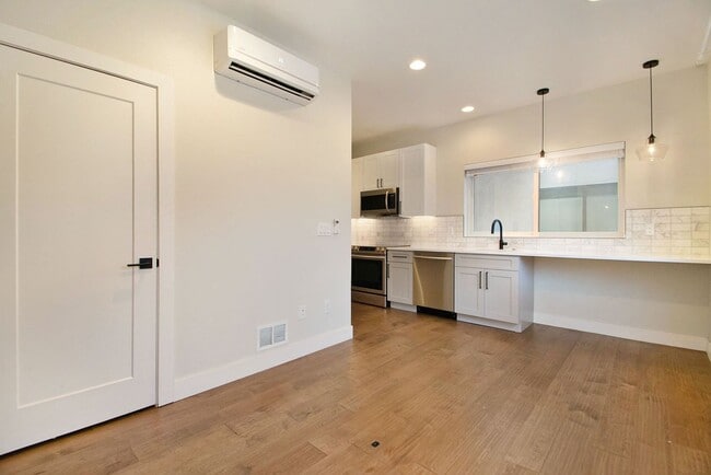 Building Photo - 1 Bedroom 2 Bathroom Luxury Brand New Town...